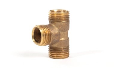 Borular için pirinç uygun, T adaptörü, beyaz üzerine izole edilmiş.