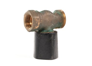 Tesisat boruları için pirinç uygun, eski radyatör düğmesi, beyaz üzerinde izole.