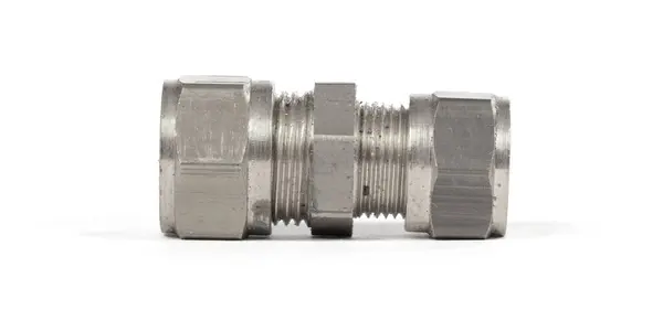 配管用鋼継手 2つの異なるサイズのコネクタ 白に絶縁 — ストック写真