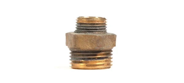 配管用真鍮継手 2つの異なるサイズのコネクタ 白に分離 — ストック写真