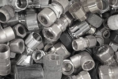 Tesisat boruları için çelik teçhizat, iki farklı boyutta bağlantı, beyaz üzerine izole edilmiş.