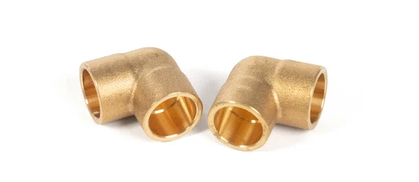 软管用黄铜配件 两个不同尺寸的连接器 90度角度 白色隔离 — 图库照片