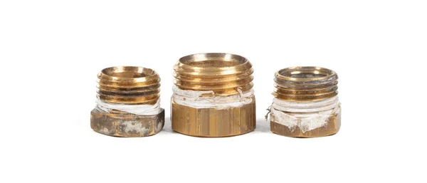 软管用黄铜配件 两种不同尺寸的连接器 白色隔离 — 图库照片