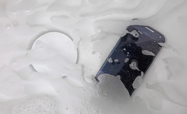 Schwarzes Smartphone Liegt Wasser Die Badewanne Gefallen — Stockfoto