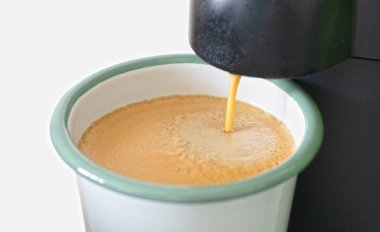 Kahve fotoğrafı, eski bir fincanda taze, izole edilmiş.