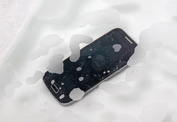 Czarny Smartfon Leży Wodzie Upadł Wannie — Zdjęcie stockowe