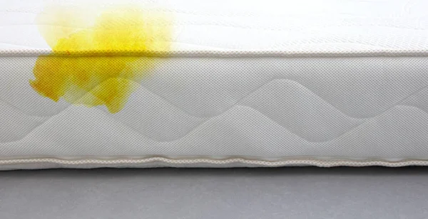 Texture Del Materasso Bianco Con Una Macchia Gialla — Foto Stock