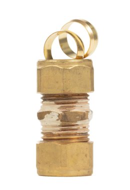 Tesisat boruları için pirinç, iki farklı boyutta bağlantı, beyaz üzerine izole edilmiş.