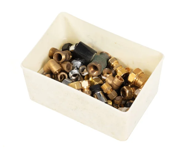 黄铜软管配件 装在一个旧盒子中 用白色隔离 — 图库照片