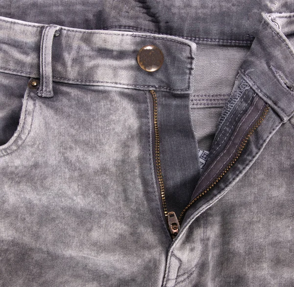 磨损的灰色牛仔裤隔离 拉链打开 — 图库照片