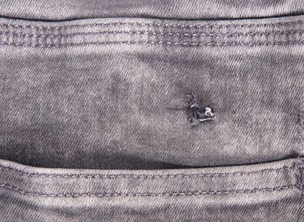 Pantalones Vaqueros Grises Desgastados Aislados Agujero Pequeño — Foto de Stock