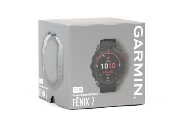 Leeuwarden, Hollanda 17 Nisan 2023: Garmin Fenix 7 Güneş gözlemi beyaz arka planda