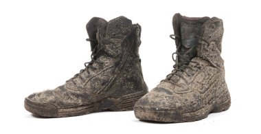 Siyah ayakkabılar, çamurla kaplı, beyaz tenli.