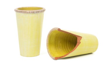 Kırık ve el değmemiş yeşil vazo, beyaz arka planda izole edilmiş.