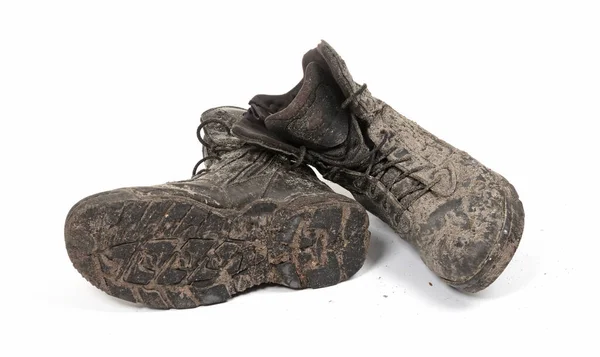 Schwarze Schuhe Mit Schlamm Bedeckt Isoliert Auf Weiß — Stockfoto