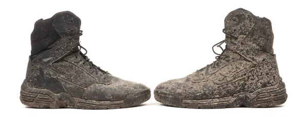 Schwarze Schuhe Mit Schlamm Bedeckt Isoliert Auf Weiß — Stockfoto