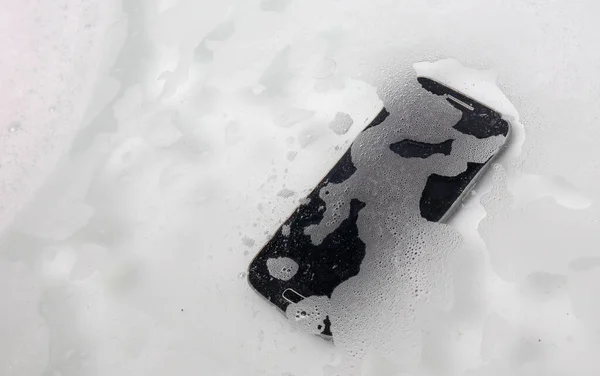 Smartphone Preto Está Deitado Água Caído Banheira — Fotografia de Stock