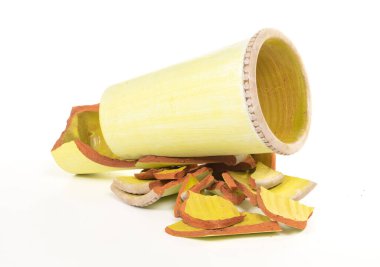 Kırık ve el değmemiş yeşil vazo, beyaz arka planda izole edilmiş.