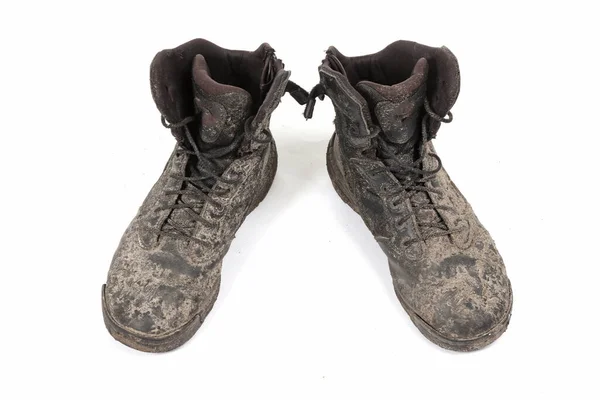 Zwarte Schoenen Bedekt Met Modder Geïsoleerd Wit — Stockfoto