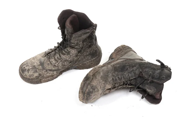 黒い靴 泥で覆われ 白い上に隔離された — ストック写真