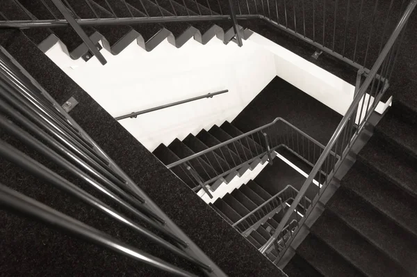 由金属制成的现代紧急逃生楼梯楼梯 — 图库照片