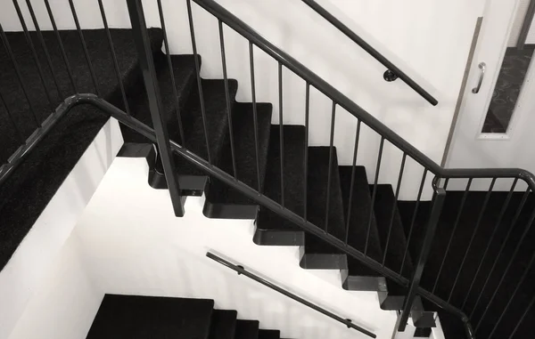 金属製の近代的な緊急脱出階段階段 — ストック写真