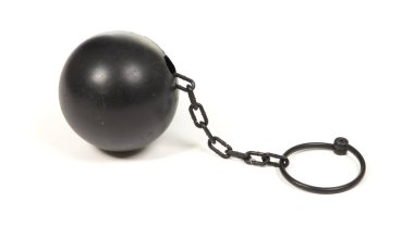 Tutuklular için kelepçe takan ağır görünüşlü top, izole edilmiş.