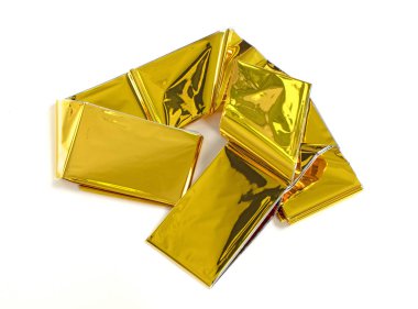 Beyaz arka planda altın alüminyum folyo acil durum ilk yardım çantasının ısı tablosu