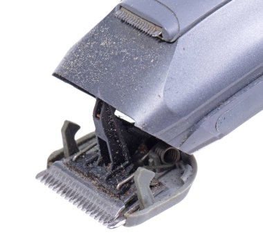Kirli elektrikli traş makinesi beyaz arka planda izole edilmiş.