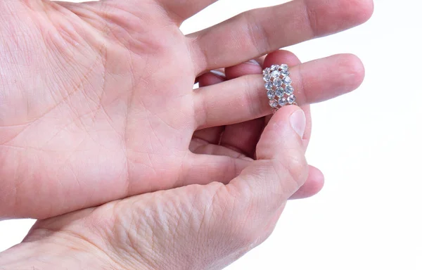 Großer Diamantring Der Hand Eines Männlichen Erwachsenen Isoliert — Stockfoto