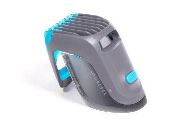 Beyaz arkaplanda izole edilmiş bir elektrikli tıraş makinesi parçası