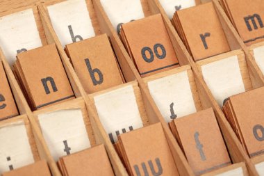 Çok eski bir posta kutusu, küçük kartlarda birkaç basılı harf, tam çerçeve.