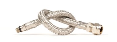 Esnek su hortumu, beyaz arka planda izole edilmiş.