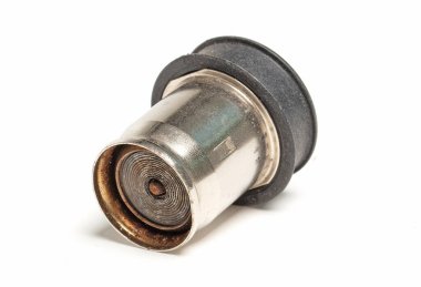 Kullanılmış araba çakmağı beyaz arkaplanda izole edildi