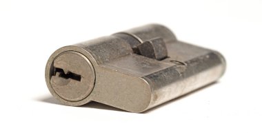 Kapı kilidi beyaz arkaplanda izole edildi