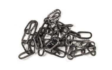Siyah zincir beyaz arkaplanda izole edildi