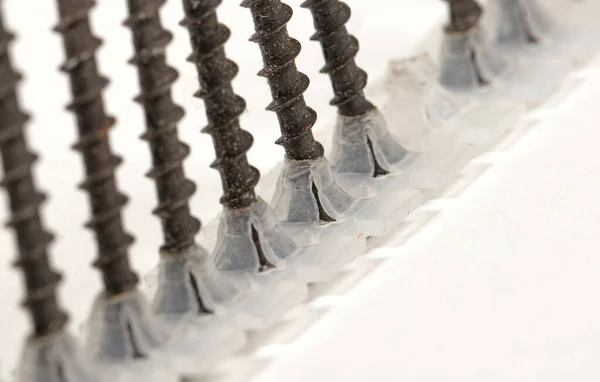Vista Cerca Tira Plástico Con Tornillos Aislado Concepto Equipo Industrial — Foto de Stock