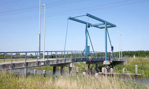 Μικρή Αυτόματη Μπλε Κινητή Γέφυρα Στο Ολλανδικό Τοπίο — Φωτογραφία Αρχείου