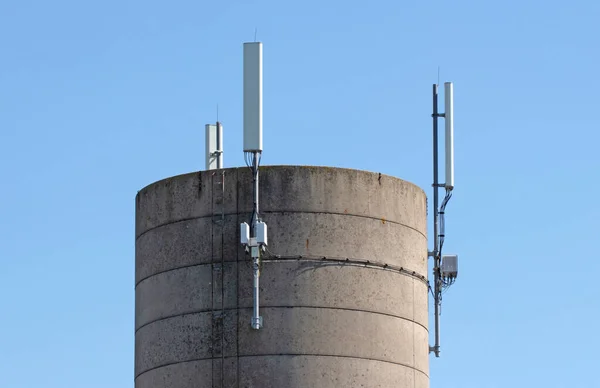 Круглая Башня Оборудованием Посылающим Беспроводной Интернет Голубое Небо — стоковое фото