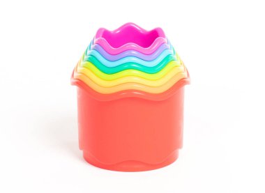 Çocuklar için renkli oyuncaklar - beyaz arkaplanda izole edilmiş yığın bardakları