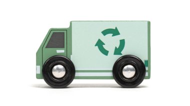 Beyaz arka planda izole edilmiş tahta oyuncak araba.