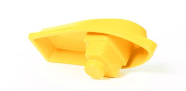 Beyaz arka planda izole edilmiş plastik oyuncak tekne.