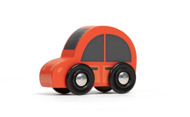 Beyaz arka planda izole edilmiş tahta oyuncak araba.