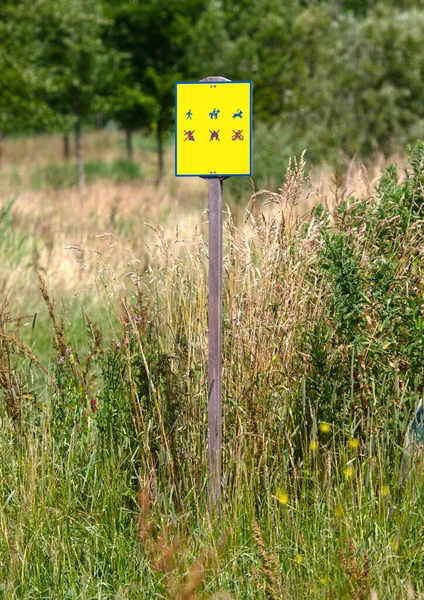 杜奇公园里的黄色标志 什么是被禁止的 什么不是 — 图库照片