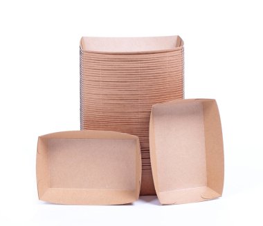 Atıştırmalıklar için geri dönüştürülmüş kağıt tepsiler, beyaz arka planda izole edilmiş