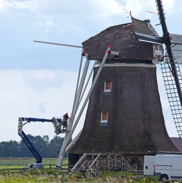 Инженер Техобслуживанию Работающий Старой Голландской Ветряной Мельнице — стоковое фото
