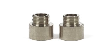 Tesisat boruları için çelik, iki farklı boyutta bağlantı, beyaz üzerinde izole edilmiş.