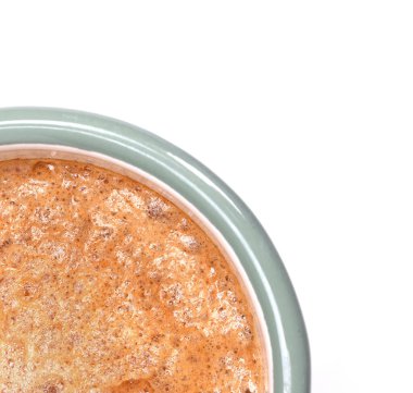 Kahve fotoğrafı, eski bir fincanda taze, izole edilmiş.