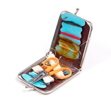 Beyaz arka planda izole edilmiş eski seyahat dikiş seti