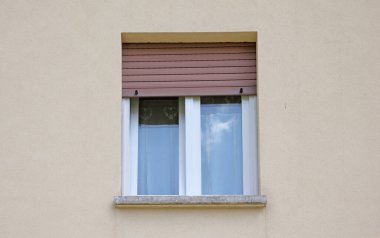 Ev, pencerenin önündeki metal bir panjurla korunuyor.